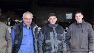 La relève. Hugues Hérault, entre ses deux fils, Adrien et David, qui le rejoindront prochainement sur l’exploitation. À droite, Yann, en apprentissage.D.G. La relève. Hugues Hérault, entre ses deux fils, Adrien et David, qui le rejoindront prochainement sur l’exploitation. À droite, Yann, en apprentissage.D.G.